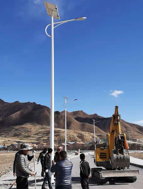 甘南碌曲10米阿瓦提太阳能路灯项目